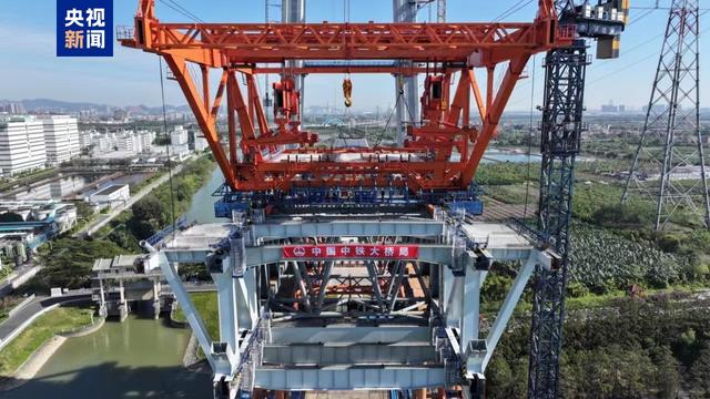 世界首创公铁合建斜拉桥新结构体系在深江高铁线正式架设
