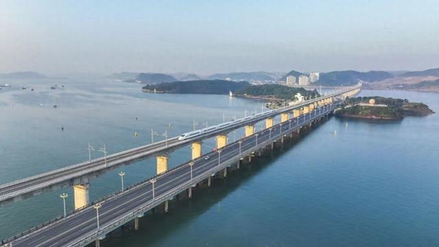 海上跑动车？这里足不出站就能看海！