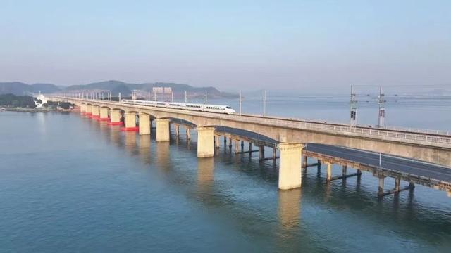 海上跑动车？这里足不出站就能看海！