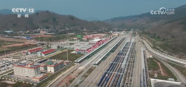 “中老铁路+免签政策”坐着火车游中国 感受跨境游新体验