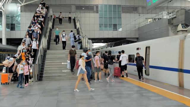 二等座票价高达4位数，全程15个小时的超长途高铁，你会坐吗？