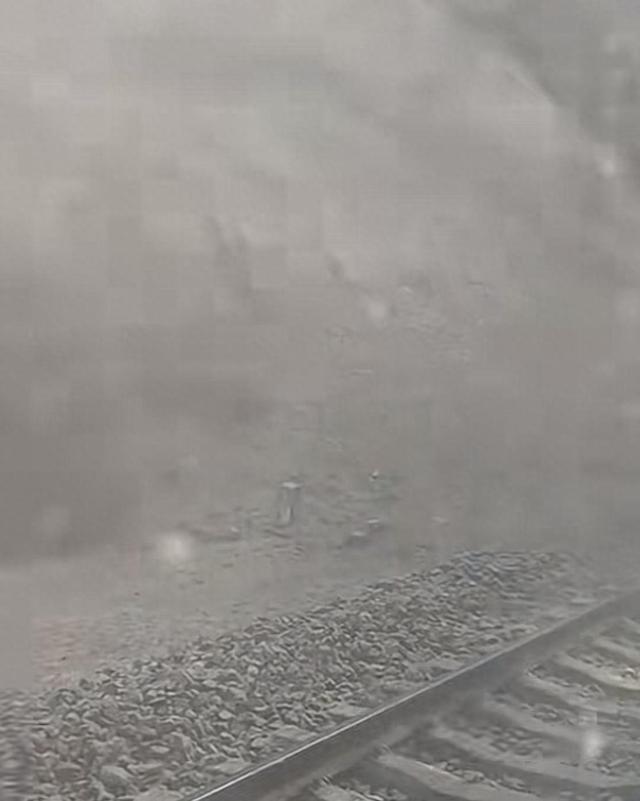 陇海铁路线路被山体滑塌掩埋现场曝光，已恢复运行！乘客转运
