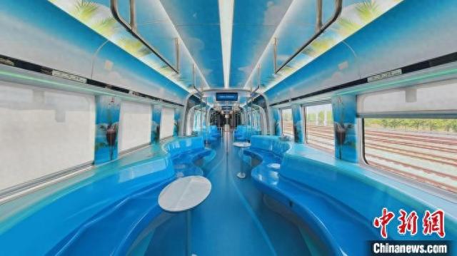 国内“最潮”动车组抵三亚 坐在动车上喝啤酒将成现实