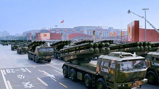 “釜底抽薪”！满载西方武器的列车，刚进乌克兰，炸弹从天而降