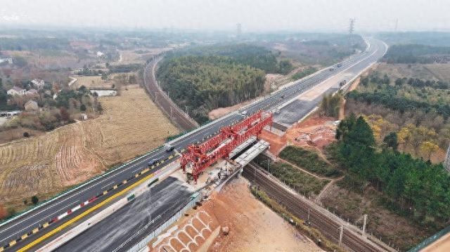 G50高速广宣段涉铁01标改扩建跨铁路桥梁完成架设