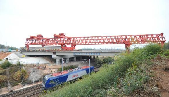 这条高速公路三座跨铁路桥梁全部完成架设