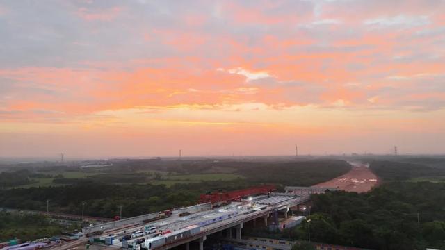 这条高速公路三座跨铁路桥梁全部完成架设