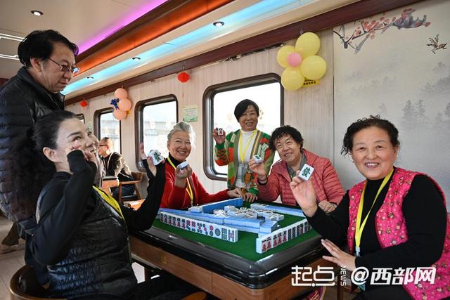 坐着火车游秦岭 陕西开行2024年首趟“环秦岭”旅游专列