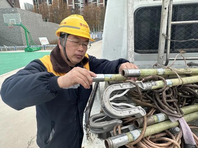 团结奋斗铁路人 | 王同兴：供电路，四季皆坚守