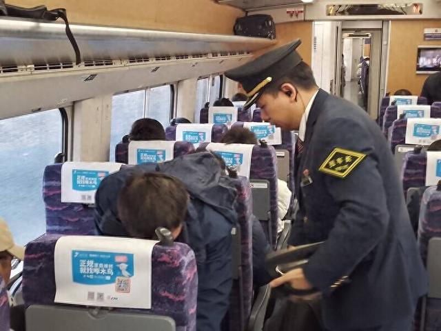 列车上的“暖心”守护 照亮盲人旅客的出行路