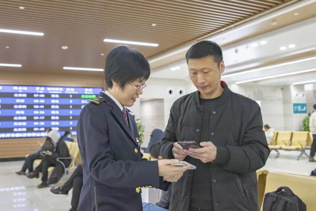 增开至12对列车的车站，记者试乘探访——