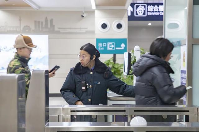 增开至12对列车的车站，记者试乘探访——