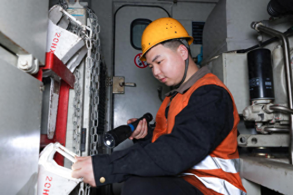 江西鹰潭：铁路部门严抓机车质量确保冬季运输安全稳定