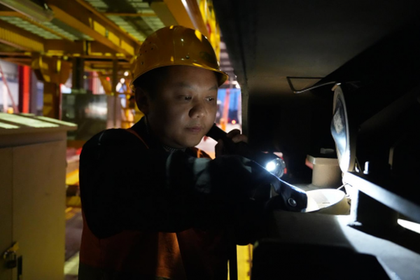 江西鹰潭：铁路部门严抓机车质量确保冬季运输安全稳定