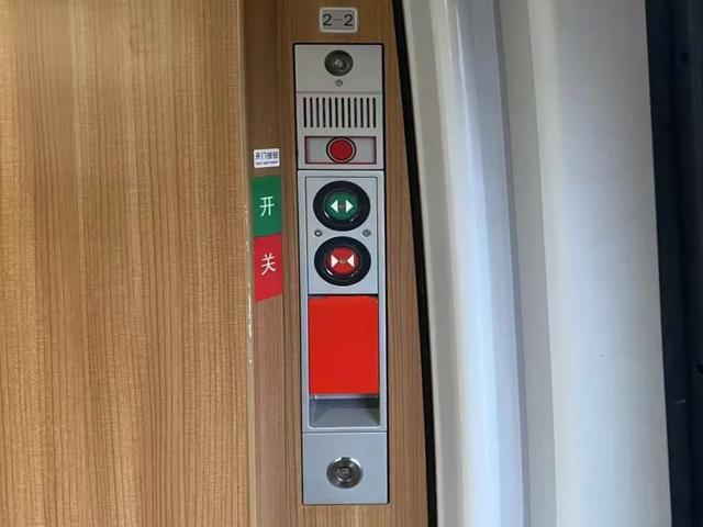 萌娃“挂式”坐高铁成网红，网友：这票怎么买？