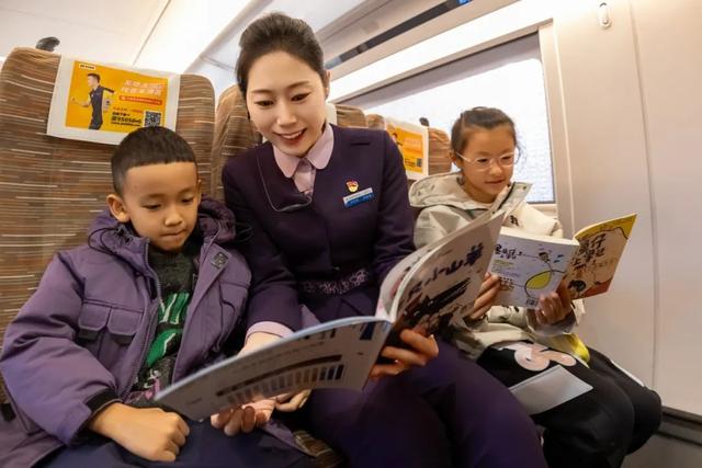 萌娃“挂式”坐高铁成网红，网友：这票怎么买？