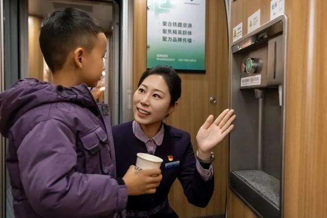 萌娃“挂式”坐高铁成网红，网友：这票怎么买？