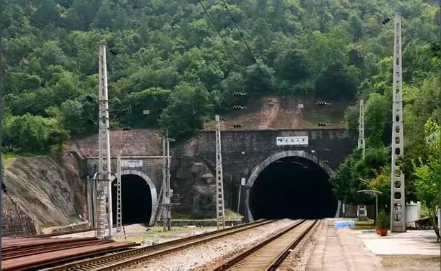 成昆铁路渝怀铁路宝成铁路焦柳铁路都有哪些隧道桥梁?（1）
