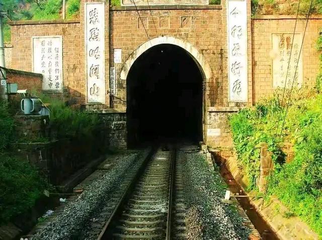 成昆铁路渝怀铁路宝成铁路焦柳铁路都有哪些隧道桥梁?（1）