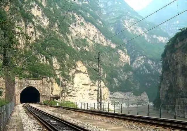 成昆铁路渝怀铁路宝成铁路焦柳铁路都有哪些隧道桥梁?（1）