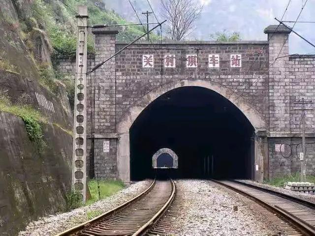 成昆铁路渝怀铁路宝成铁路焦柳铁路都有哪些隧道桥梁?（1）
