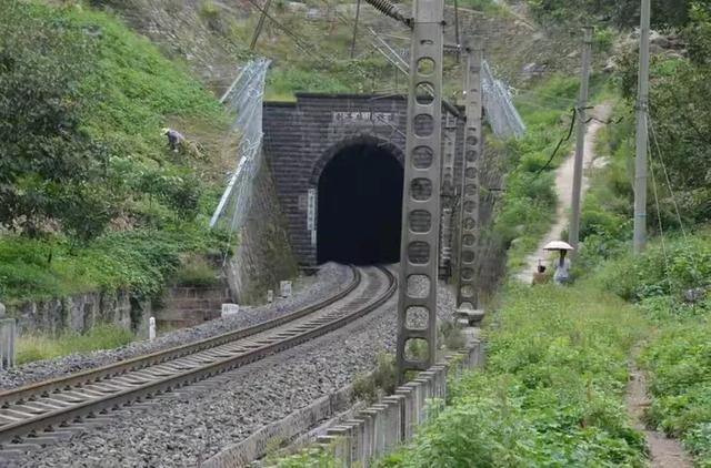 成昆铁路渝怀铁路宝成铁路焦柳铁路都有哪些隧道桥梁?（1）