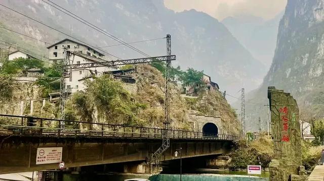 成昆铁路渝怀铁路宝成铁路焦柳铁路都有哪些隧道桥梁?（1）