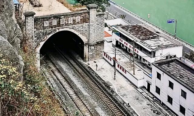 成昆铁路渝怀铁路宝成铁路焦柳铁路都有哪些隧道桥梁?（1）