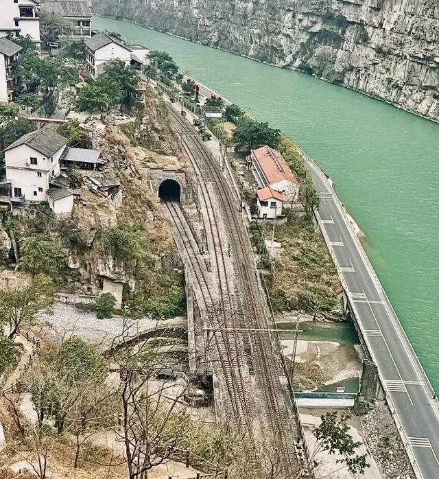成昆铁路渝怀铁路宝成铁路焦柳铁路都有哪些隧道桥梁?（1）
