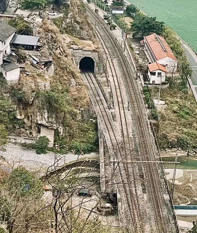 成昆铁路渝怀铁路宝成铁路焦柳铁路都有哪些隧道桥梁?（1）