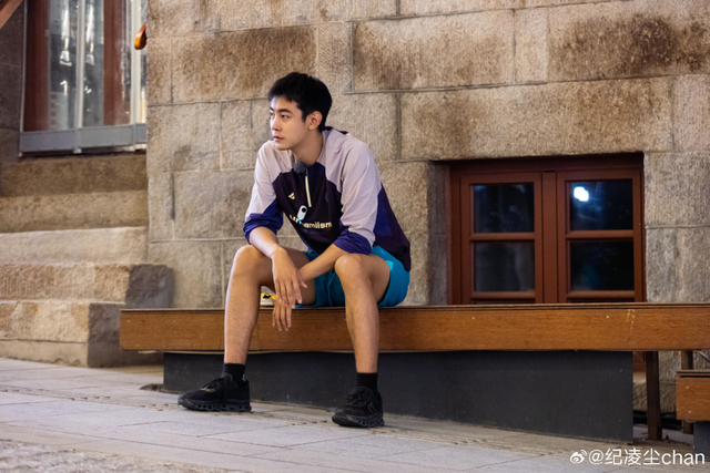 知名男星被曝“高铁假装看书”，本人回应