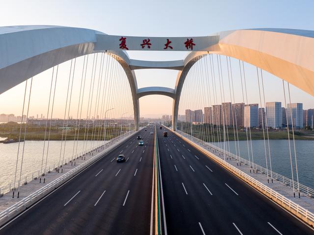 南昌打造全国性综合交通枢纽：十桥同架赣江，高铁“一城四站”