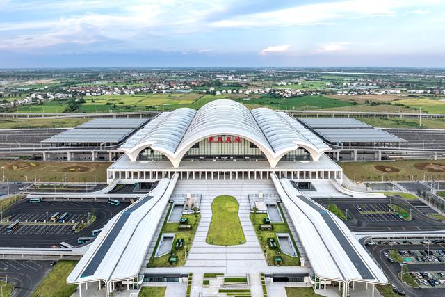 南昌打造全国性综合交通枢纽：十桥同架赣江，高铁“一城四站”