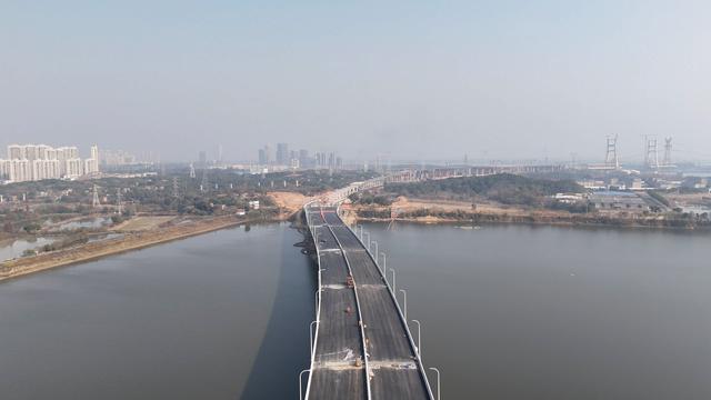 南昌打造全国性综合交通枢纽：十桥同架赣江，高铁“一城四站”