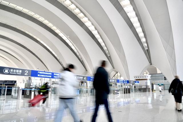 南昌打造全国性综合交通枢纽：十桥同架赣江，高铁“一城四站”