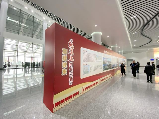 沪苏湖高铁开通仪式在湖州东站举行，首趟列车刚刚发车