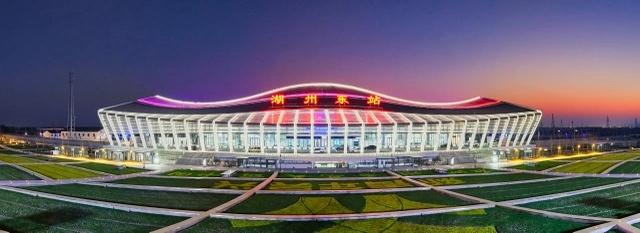 沪苏湖高铁开通仪式在湖州东站举行，首趟列车刚刚发车