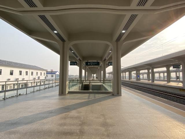 沪苏湖高铁开通仪式在湖州东站举行，首趟列车刚刚发车