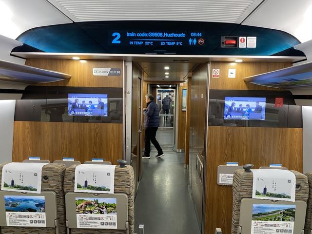 沪苏湖高铁开通仪式在湖州东站举行，首趟列车刚刚发车