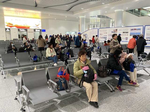 沪苏湖高铁开通仪式在湖州东站举行，首趟列车刚刚发车