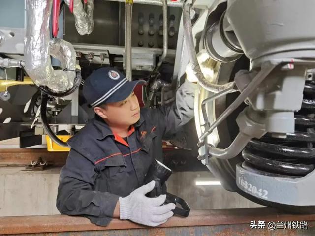 火车迷 | 供电段主要有哪些工种？