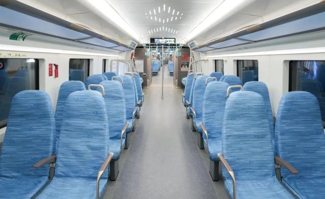 行李放哪儿？能充电吗？细节拉满！小交带你看“多功能”列车和“高颜值”车站