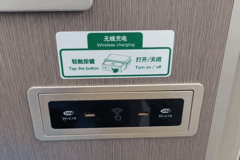 行李放哪儿？能充电吗？细节拉满！小交带你看“多功能”列车和“高颜值”车站