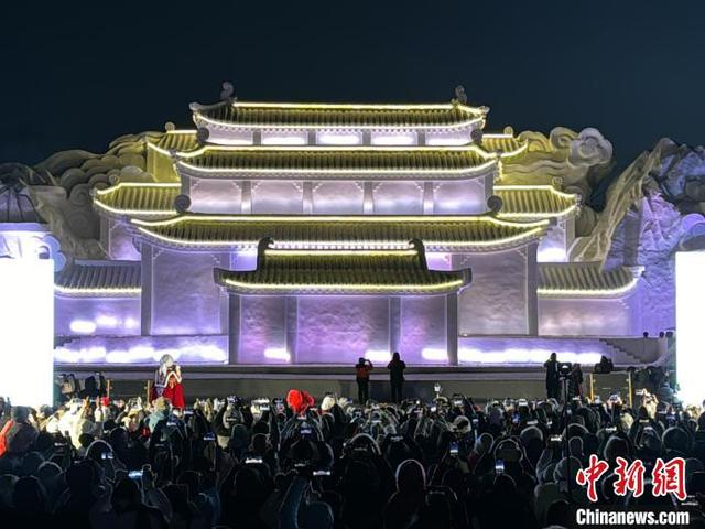 第六届长白山粉雪节开幕 通“专列”造“天宫”