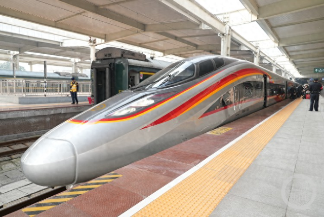 更能装，更多充电口！重庆复兴号“升舱”啦