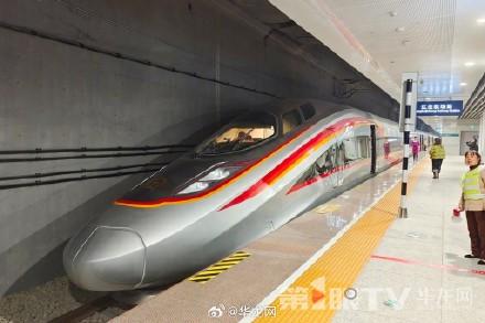 重庆地区首次配属！CR400AF-S智能提升型复兴号动车组上线运营