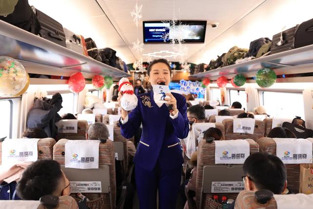 颜值担当！跟小姐姐打卡冰雪主题列车