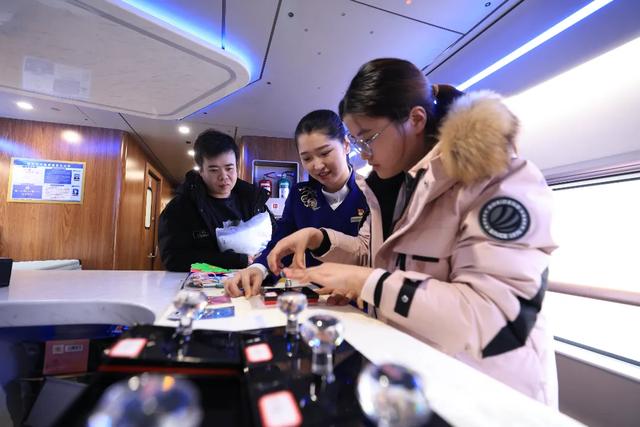 颜值担当！跟小姐姐打卡冰雪主题列车