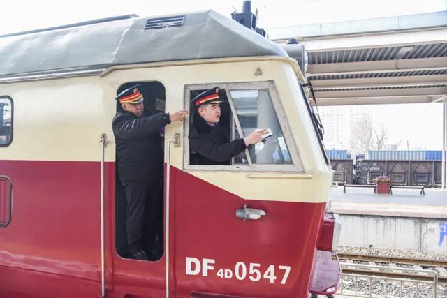 超暖！这趟“便民慢火车”由他们驾驶