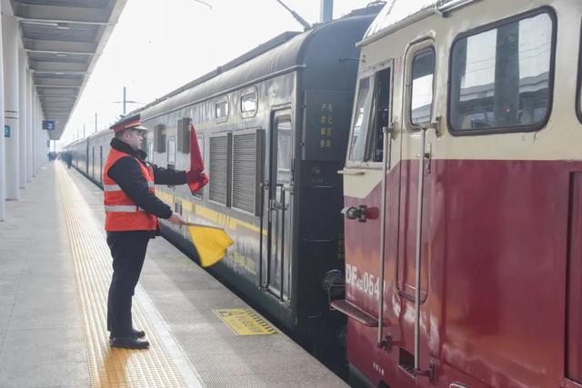 超暖！这趟“便民慢火车”由他们驾驶